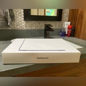 MacBook Air 15” box